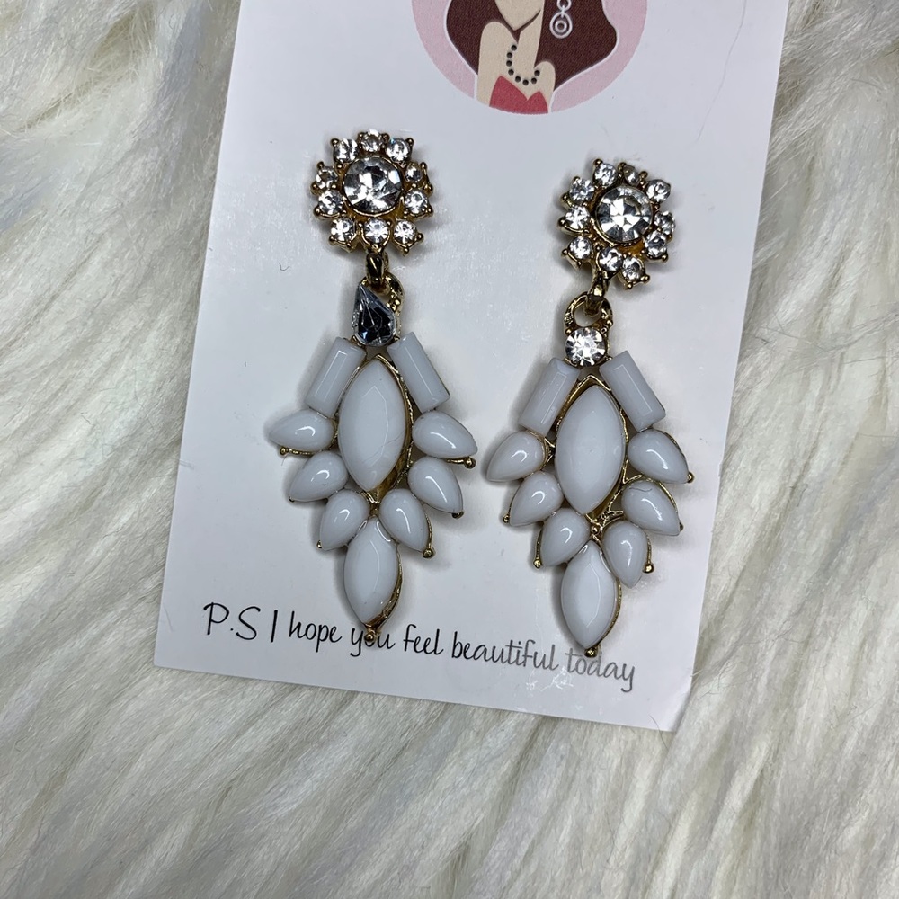 Elegant white and gold studs earrings